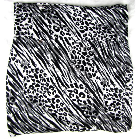 SALE!  Abstract Black White Short Mini Skirt - Picture 2 of 2